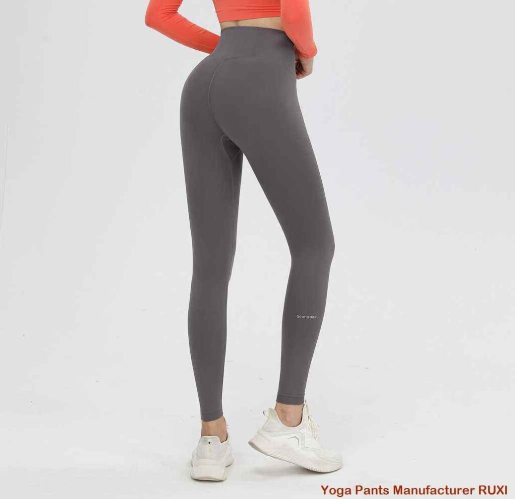 Chest Compressing Sports Bra for a Smooth Silhouette zn1736